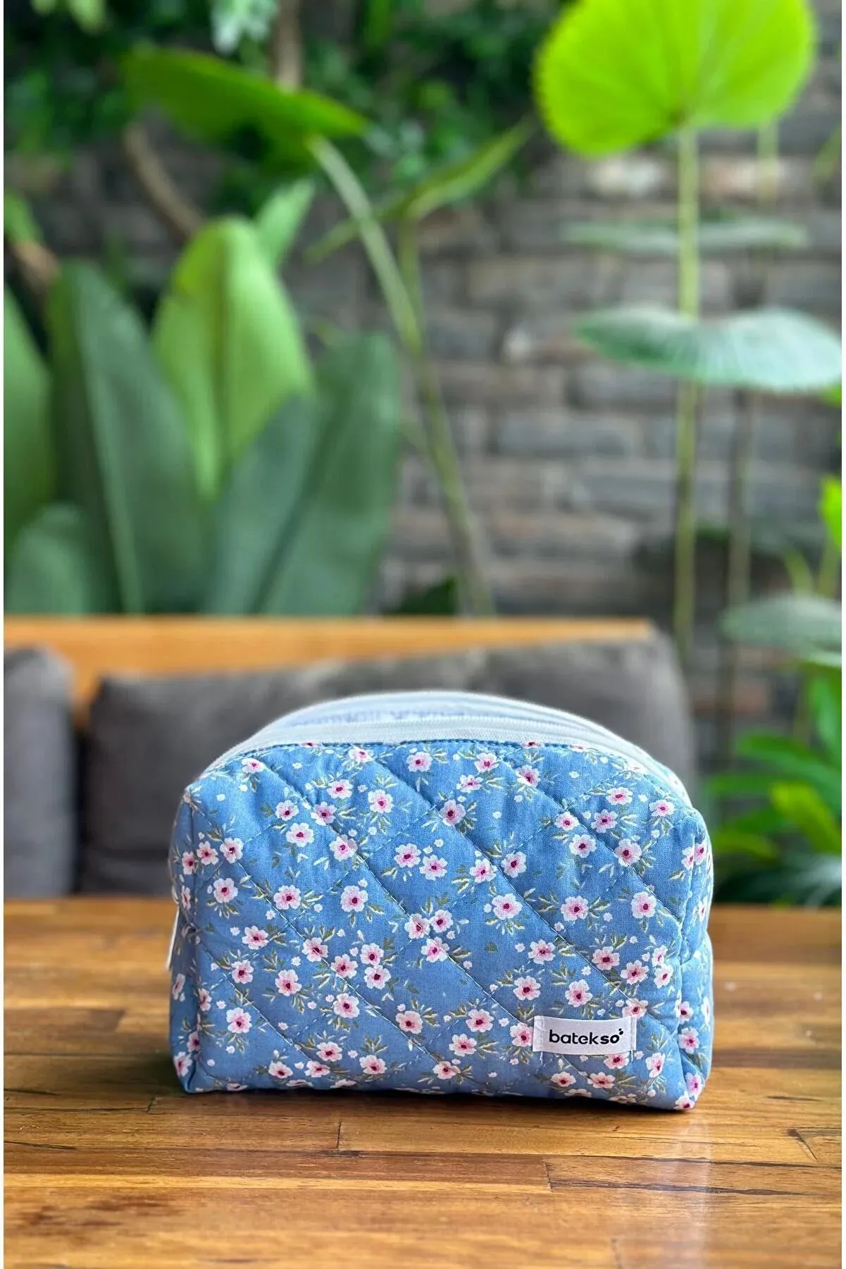 Batekso Blue and White Floral Pattern Makeup Bag